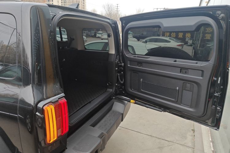 坦克300 2025款 2.0T 挑战者机舱底盘23