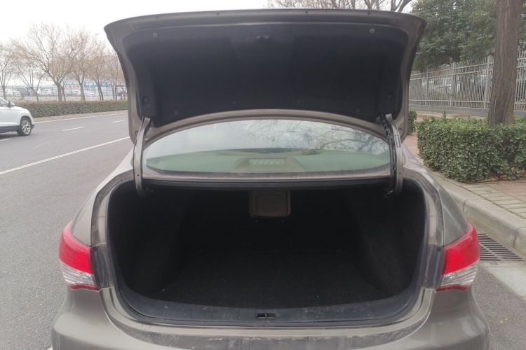 日产 轩逸 2012款 经典 1.6XE 手动舒适版机舱底盘23