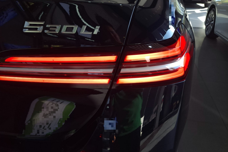 宝马5系 2025款 530Li 尊享型 M运动套装车身外观9