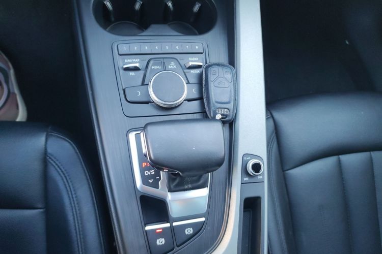 奥迪A4L 2018款 30周年年型 40 TFSI 进取型中控内饰18