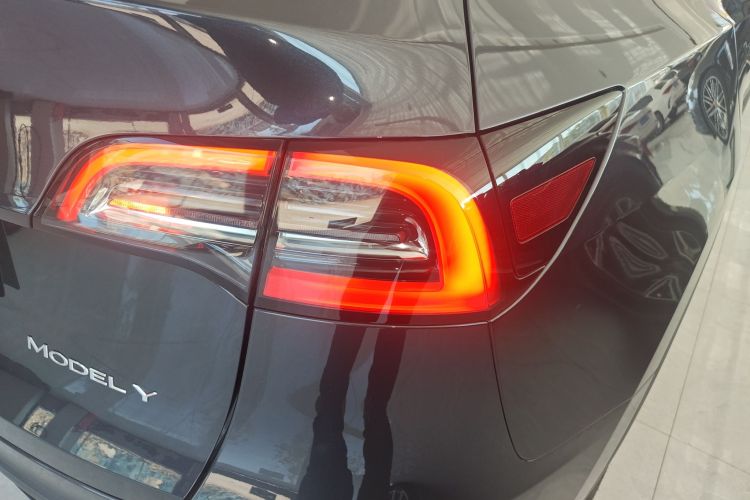 特斯拉 Model Y 2024款 后轮驱动版车身外观9