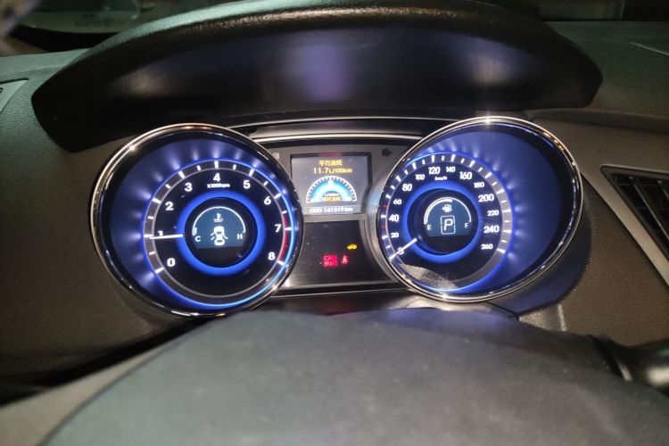 现代 索纳塔 2011款 2.0L 自动领先版中控内饰14