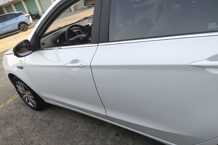 长安 逸动 2016款 1.6L 自动风尚型车身外观6003