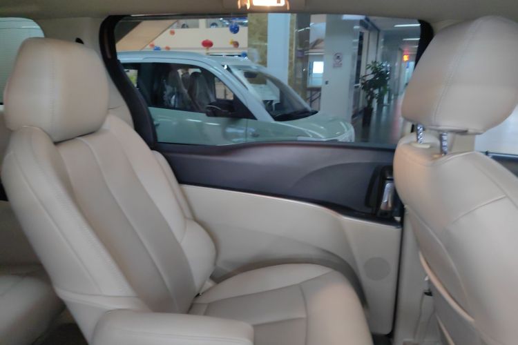 别克GL8 2018款 28T 舒适型 国VI中控内饰7008