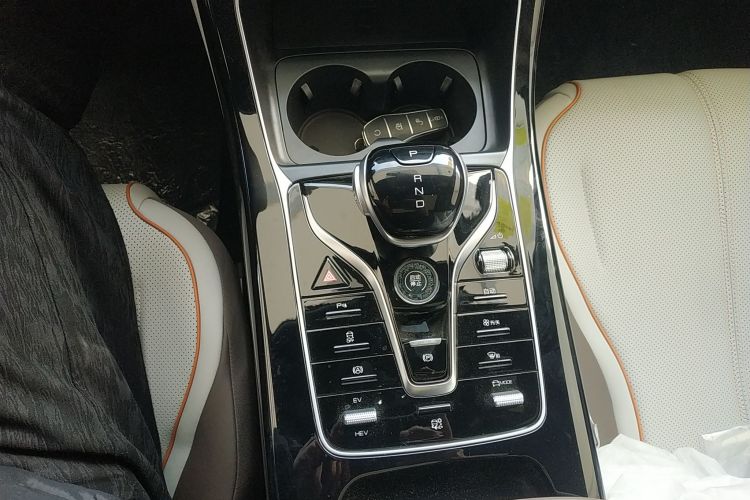 比亚迪 秦PLUS 2024款  荣耀版 DM-i 120KM超越型中控内饰18