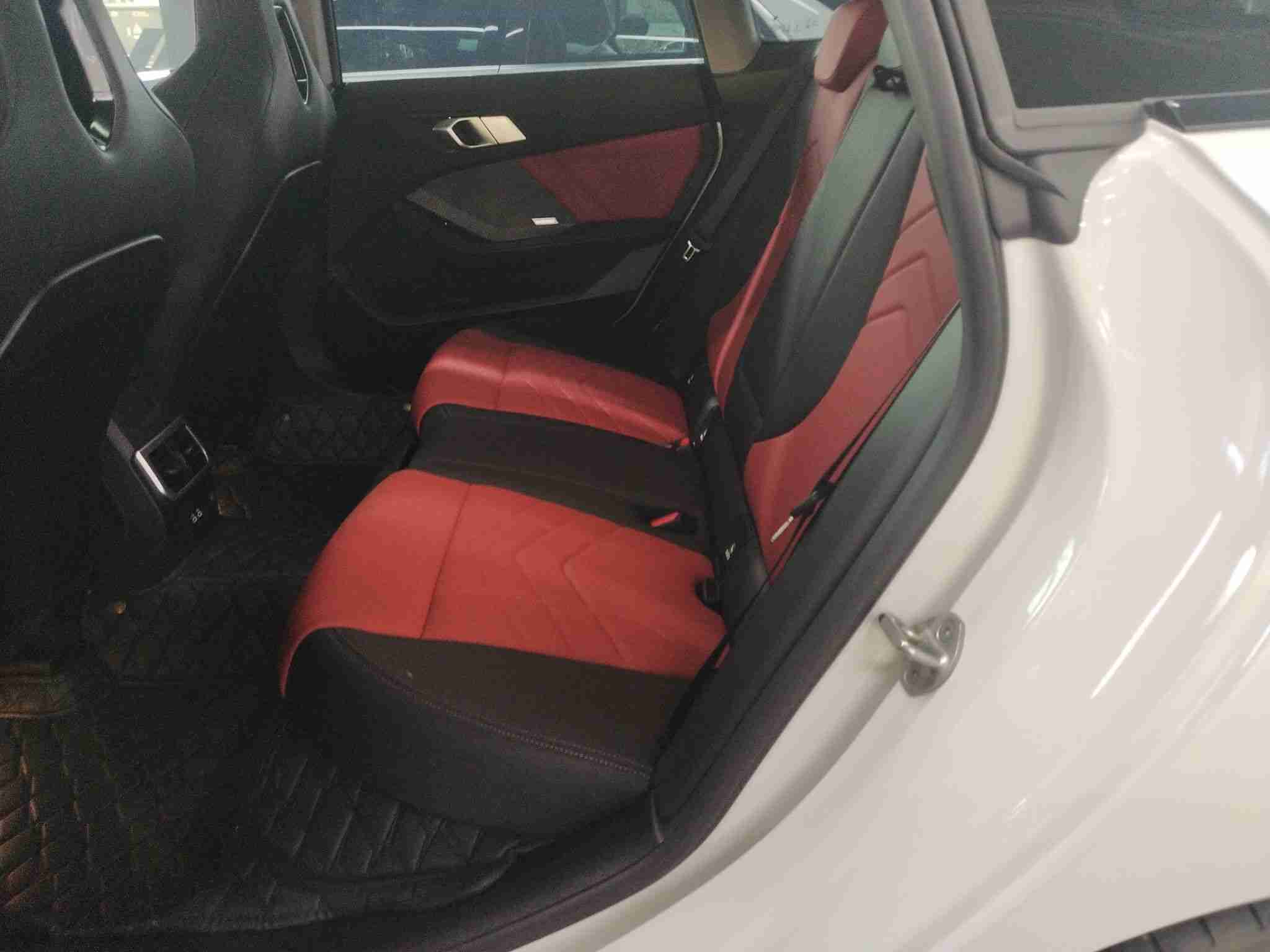 车辆左侧后座椅空间展示