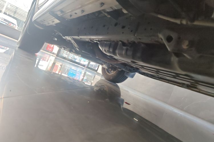 丰田 普拉多 2019款 3.5L 自动TX-L尊享版后挂备胎局部细节9002