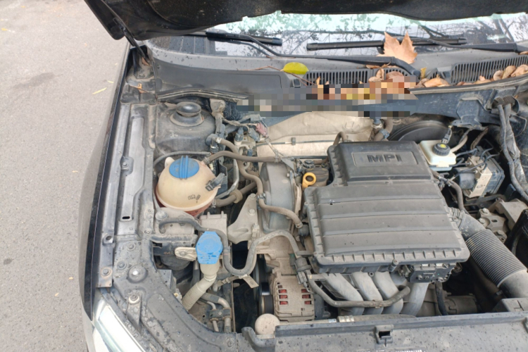 大众 朗逸 2013款 1.6L 手动风尚版机舱底盘25