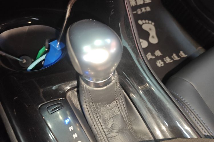 丰田C-HR 2021款 2.0L 豪华版中控内饰18