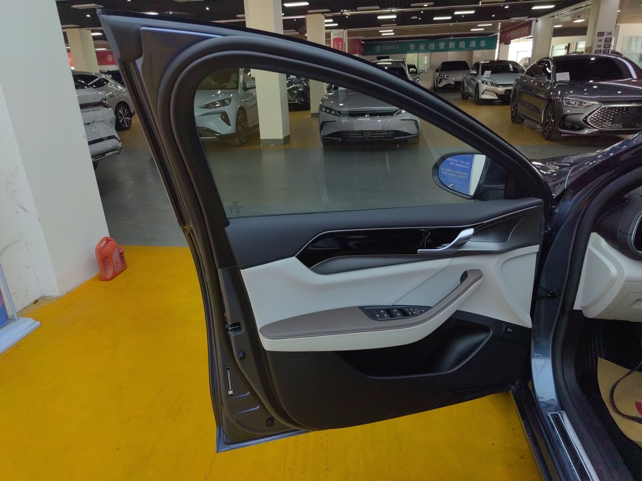 比亚迪 秦PLUS 2024款 荣耀版 EV 510KM卓越型