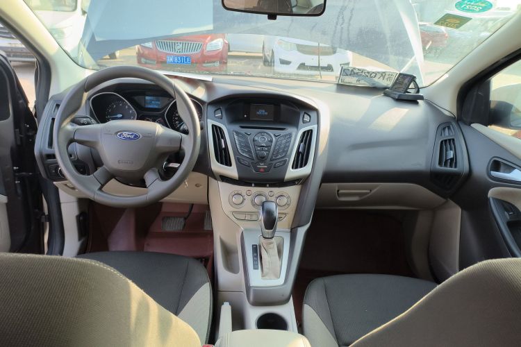 福特 福克斯 2012款 三厢 1.6L 自动舒适型局部细节16