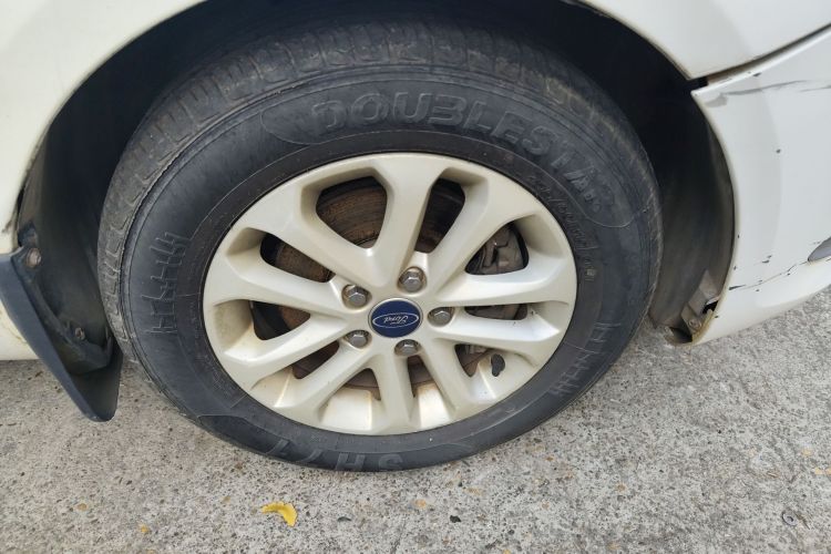 福特 福克斯 2013款 两厢经典 1.8L 自动基本型车身外观10