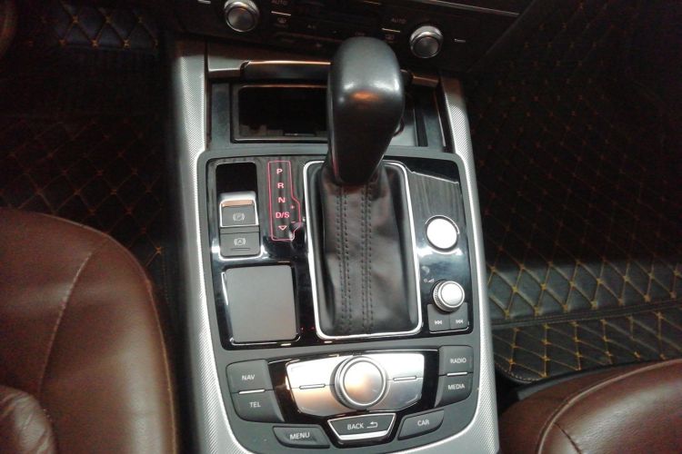 奥迪A6L 2018款 30周年年型 45 TFSI quattro 运动型中控内饰18