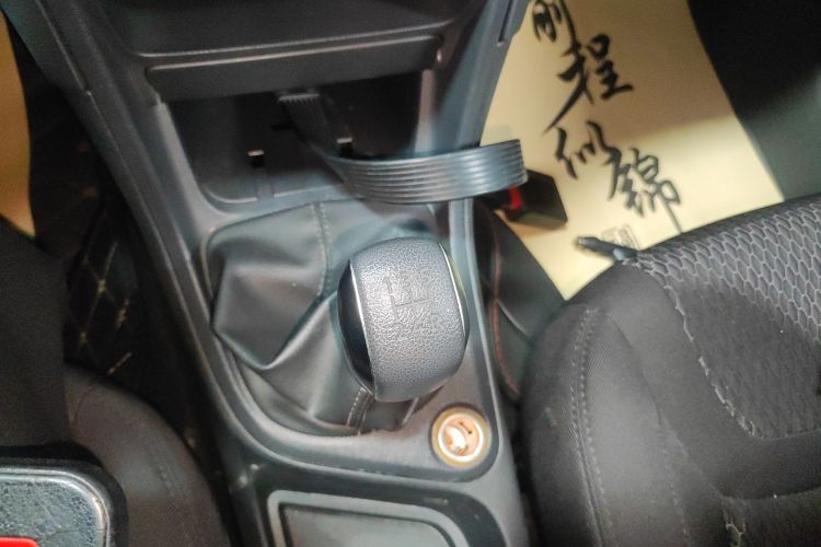 标致308 2014款 乐享版 经典 1.6L 手动风尚型局部细节18