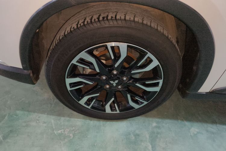 三菱 欧蓝德 2020款 2.4L 四驱致享版 7座车身外观6007