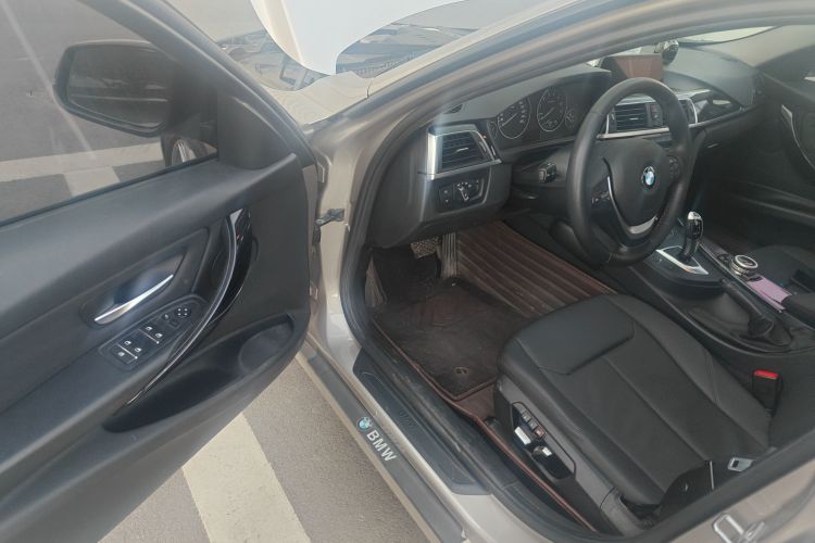 宝马3系 2016款 320i 时尚型中控内饰20