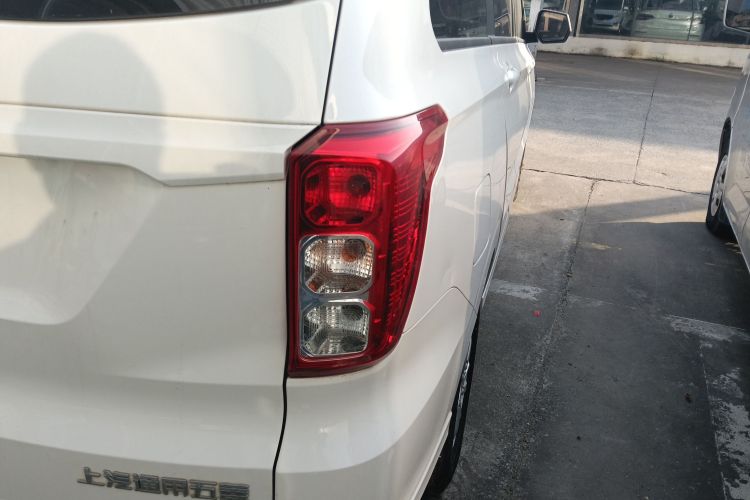 五菱汽车 五菱宏光 2021款 1.5L改款 S舒适型 液压助力LAR车身外观9