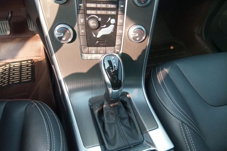 沃尔沃XC60 2015款 T5 AWD 智远版中控内饰18