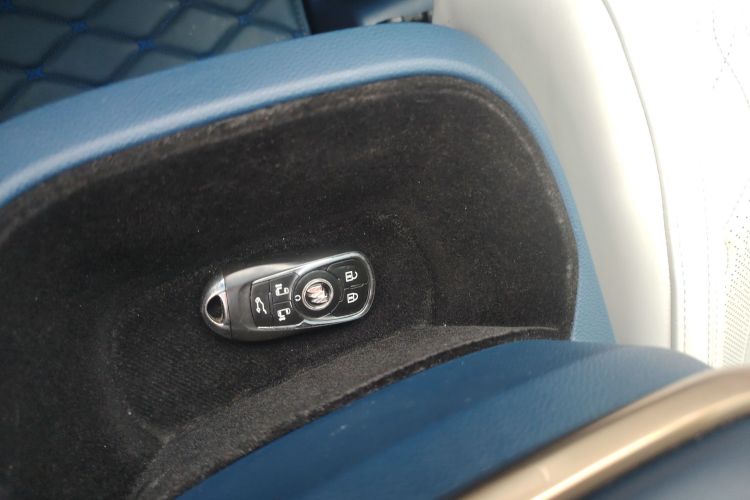 别克GL8 2020款 Avenir艾维亚 四座尊礼版中控内饰11