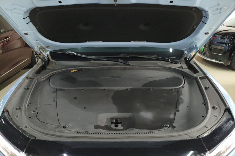 理想汽车 理想ONE 2020款 增程6座版机舱底盘24