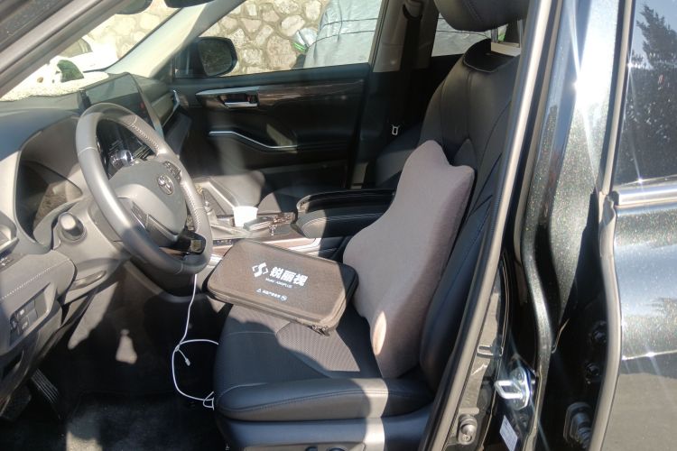 丰田 汉兰达 2024款 2.5L智能电混双擎四驱尊贵版 7座中控内饰19