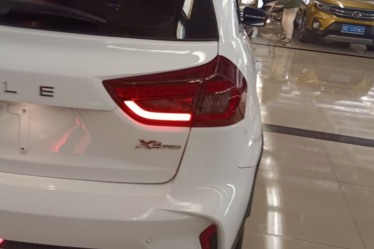 睿蓝汽车X3 PRO 2022款 1.5L CVT小飒车身外观9