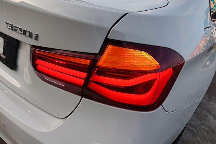 宝马3系 2019款 320i M运动曜夜版车身外观9