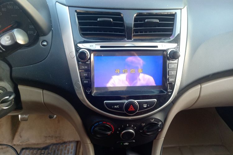 现代 瑞纳 2014款 1.4L 手动智能型GLS中控内饰16