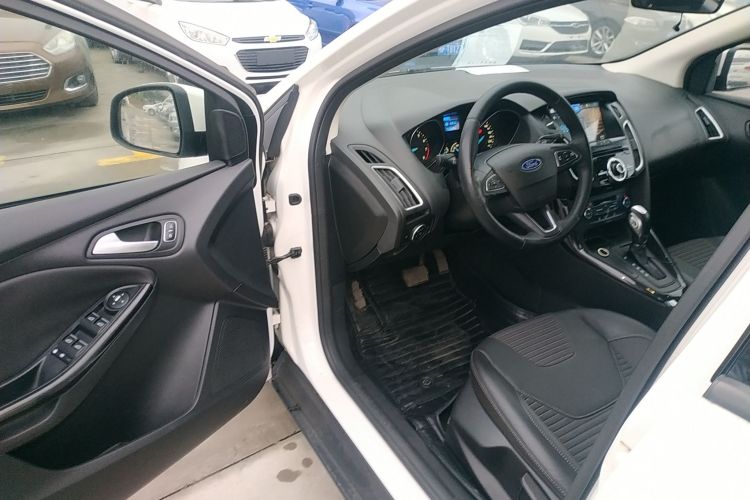 福特 福克斯 2015款 两厢 1.6L 自动风尚型中控内饰20