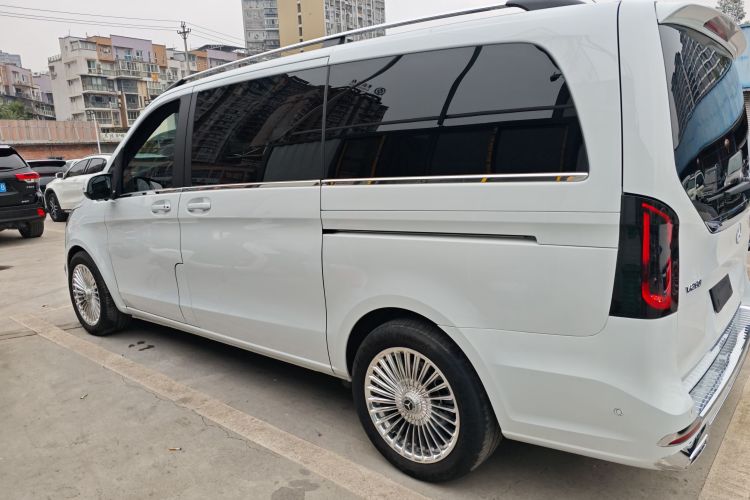 奔驰V级 2021款 V 260 领航版车身外观4