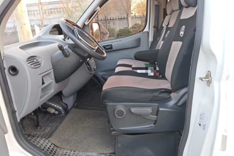 上汽大通MAXUS 新途V80 2021款 2.0T AMT经典傲运通短轴中顶5/6座中控内饰19