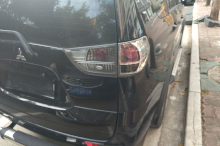 三菱 君阁 2011款 2.0L 自动挡豪华型车身外观9