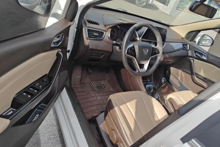 宝骏310W 2017款 1.5L 手动时尚型 国V中控内饰20