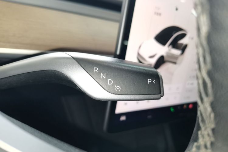 特斯拉 Model Y 2022款 长续航全轮驱动版中控内饰18