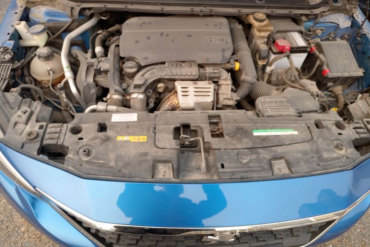 标致408 2019款 230THP 自动豪华版 国V机舱底盘24