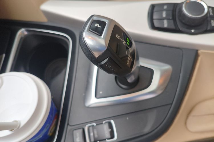 宝马3系 2014款 320i 进取型中控内饰18