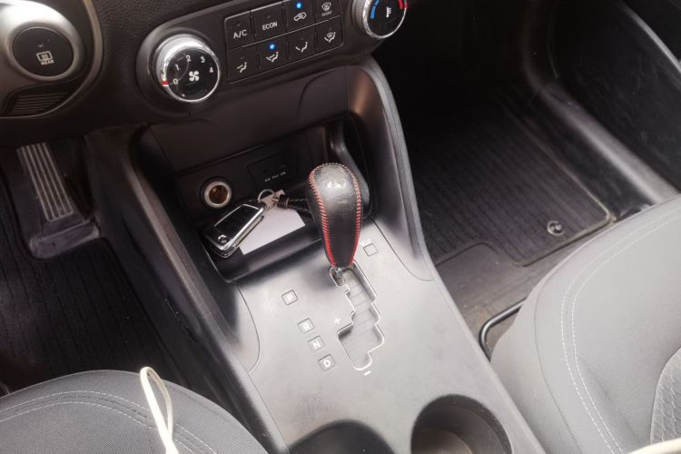 北京现代ix35 2015款 2.0L 自动两驱舒适型 国V中控内饰18