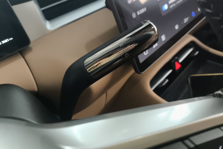 蓝电E5 PLUS 2025款 120km 标准旅行定制版 7座中控内饰18