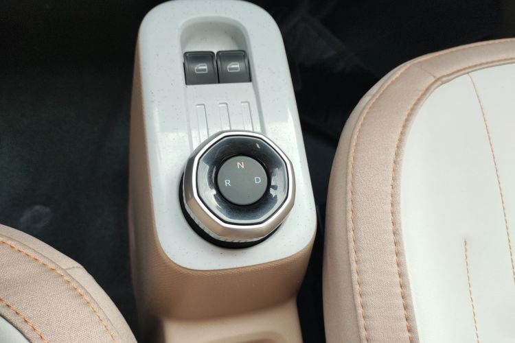 吉利银河 2024款 200km 熊猫卡丁中控内饰18