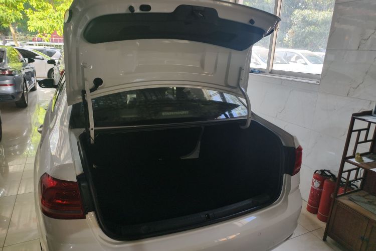 大众 朗逸 2017款 1.6L 自动风尚版机舱底盘23