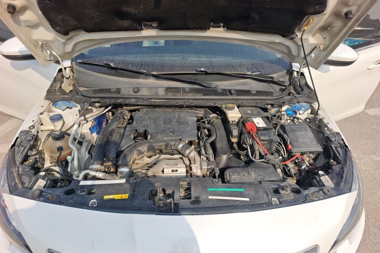 标致408 2016款 1.6T 自动豪华版机舱底盘24