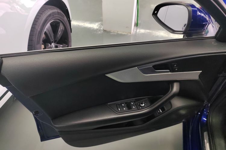 奥迪A4L 2017款 Plus 40 TFSI 进取型中控内饰7007