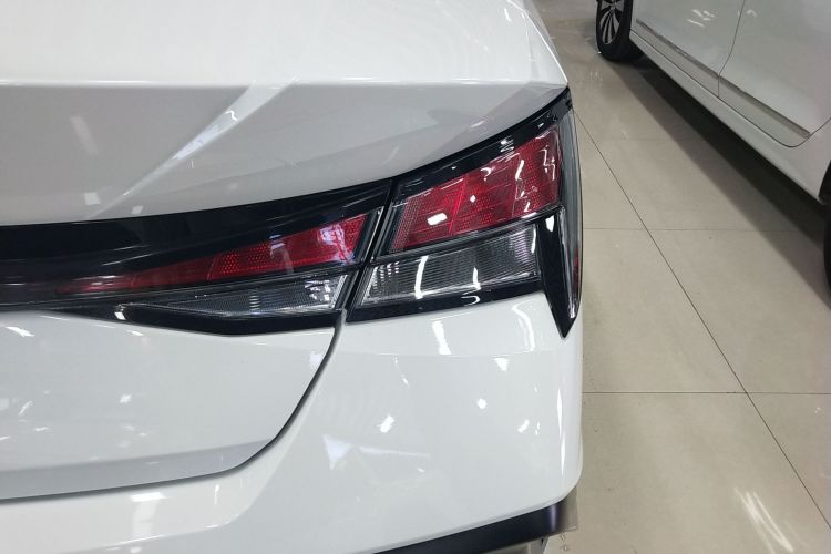 现代 伊兰特 2023款 1.5L CVT GLX精英版车身外观9