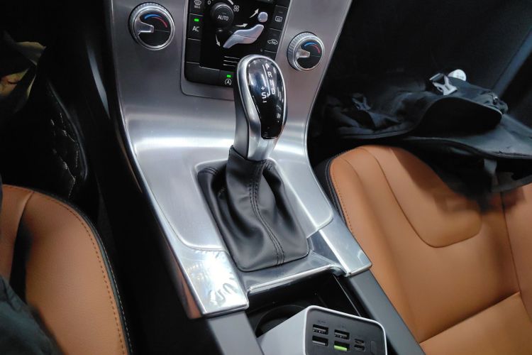 沃尔沃S60 2019款 S60L T3 智进版中控内饰18