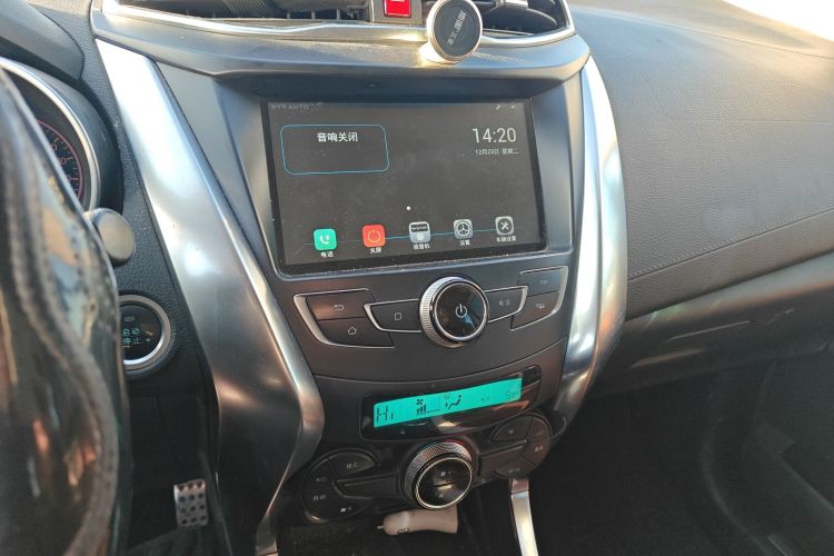 比亚迪 元 2016款 1.5L 手动尊贵型中控内饰16