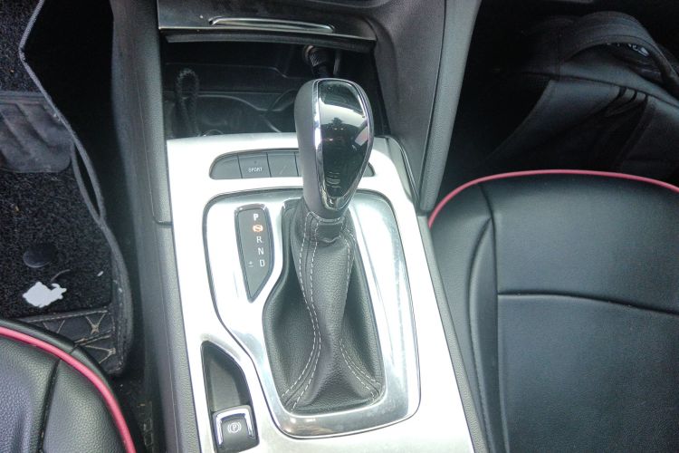 别克 君威 2017款 20T 精英型中控内饰18