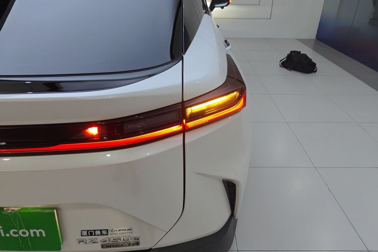 雷克萨斯RZ 2023款 450e 四驱纵享版车身外观9