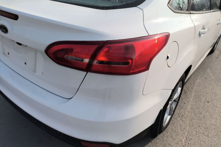 福特 福克斯 2017款 三厢 1.6L 自动舒适型智行版车身外观9