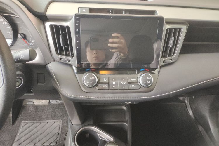 丰田 RAV4荣放 2019款 2.0L CVT两驱先锋版 国V中控内饰16