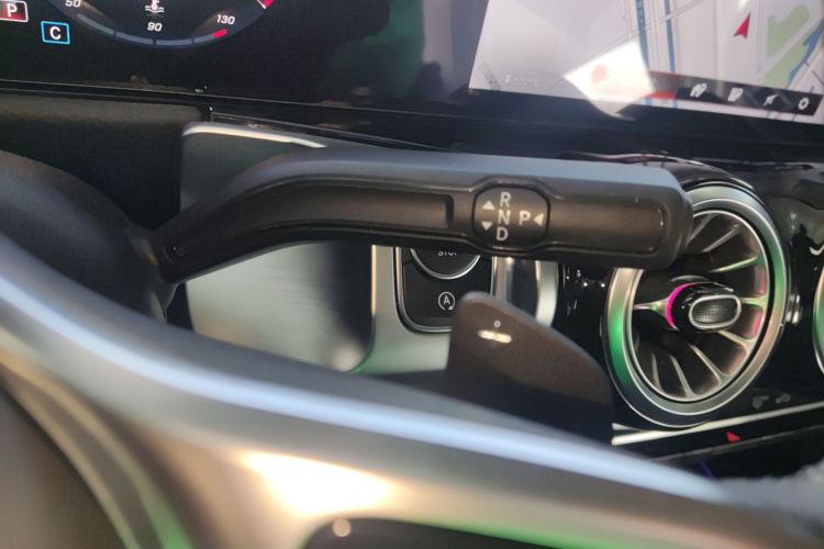 奔驰GLB 2022款 改款 GLB 200 动感型中控内饰18